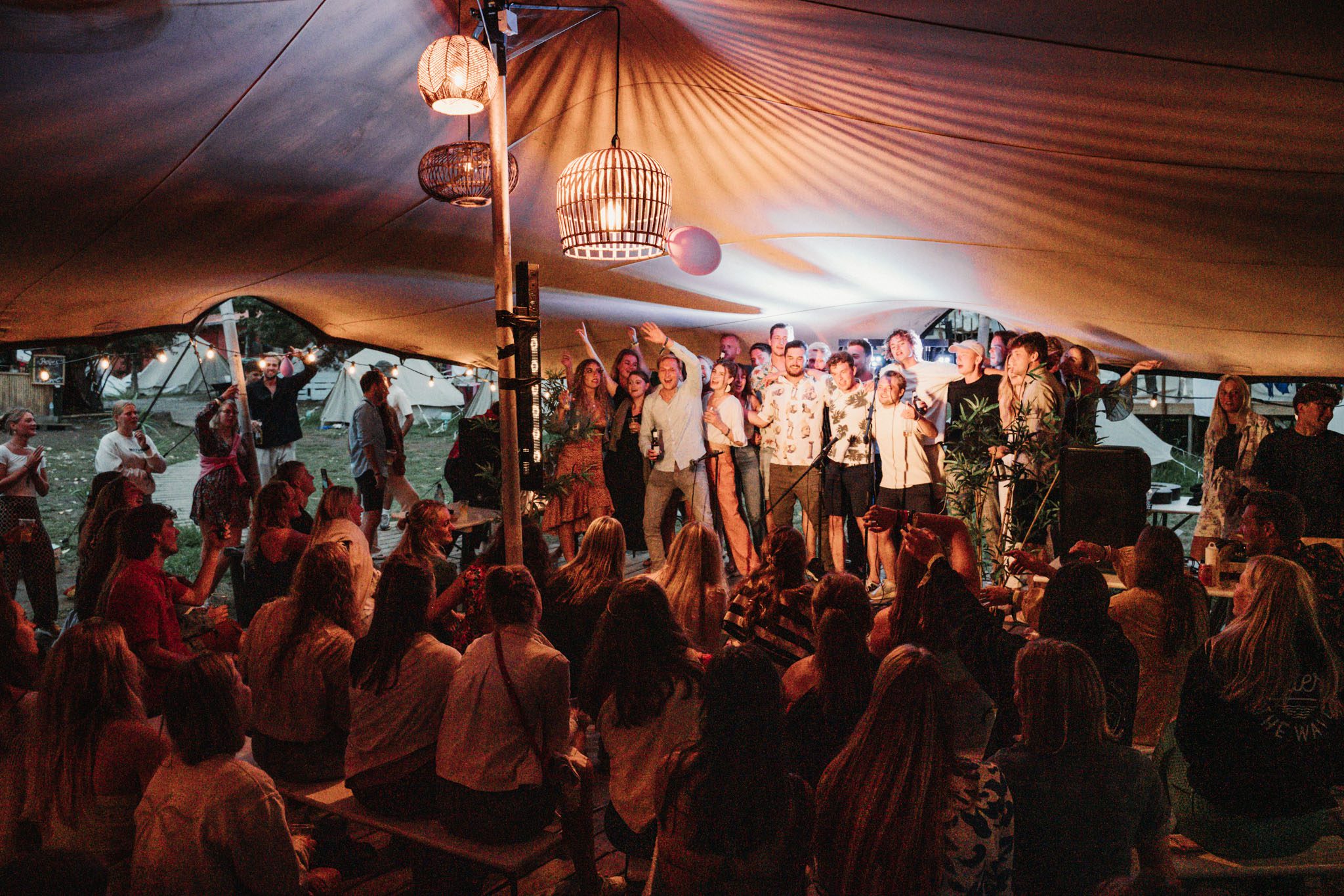 Intercompany Workcation groep in de tent